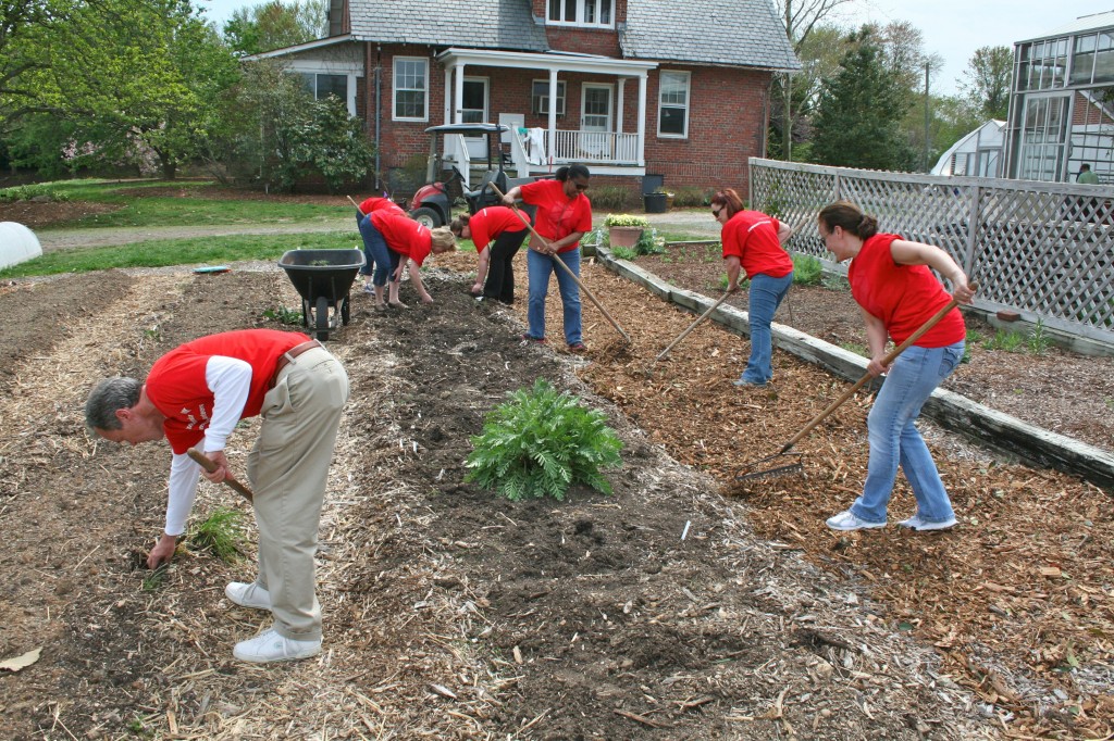 Barrett Taylor and the volunteers from Bank of America. 